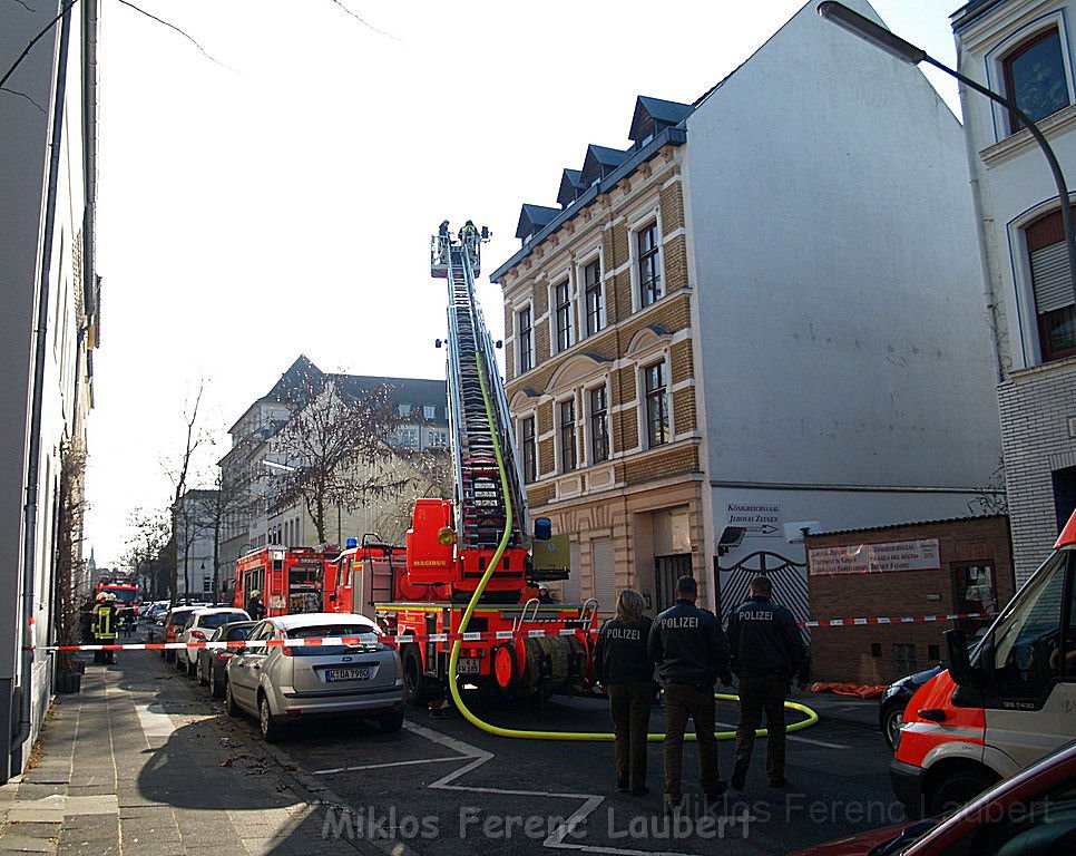 Einsatz Feuerwehr SEK Polizei Koeln Nippes Merheimerstr P001.JPG
